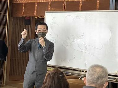 終活カフェで講演する大沼勇人氏