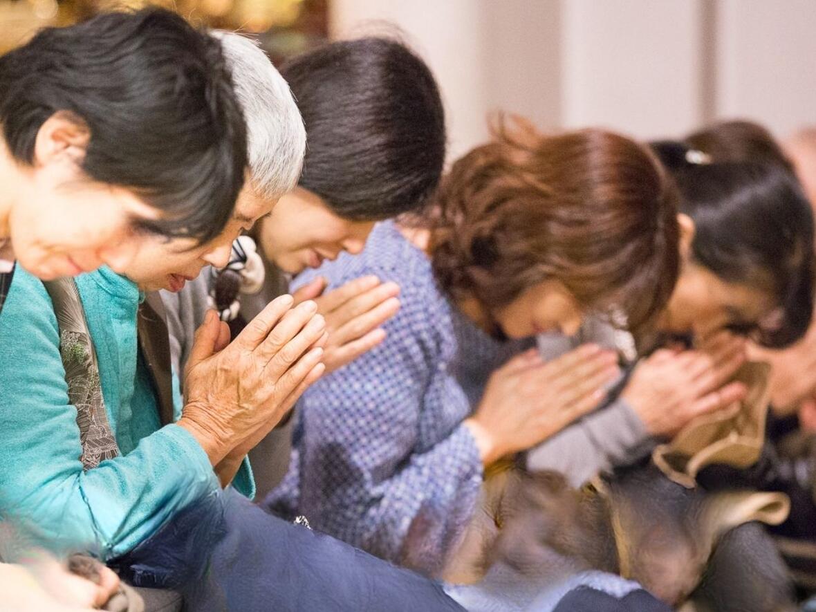 合同月命日でお参りする人々