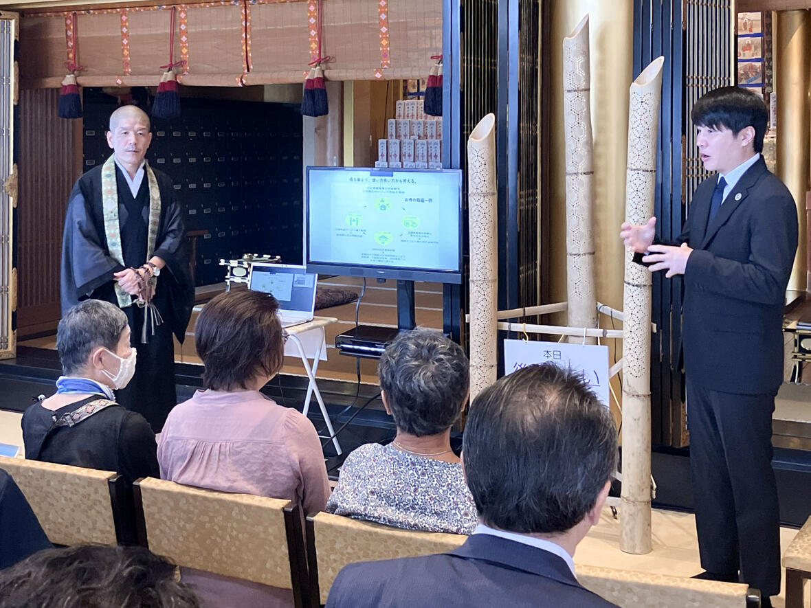 名古屋市中村区願隆寺の終活カフェに登壇するエコトップ伊藤代表と石浜住職